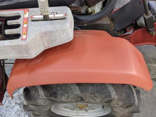 錆止めをスプレー缶で塗ってます。両フェンダーとも