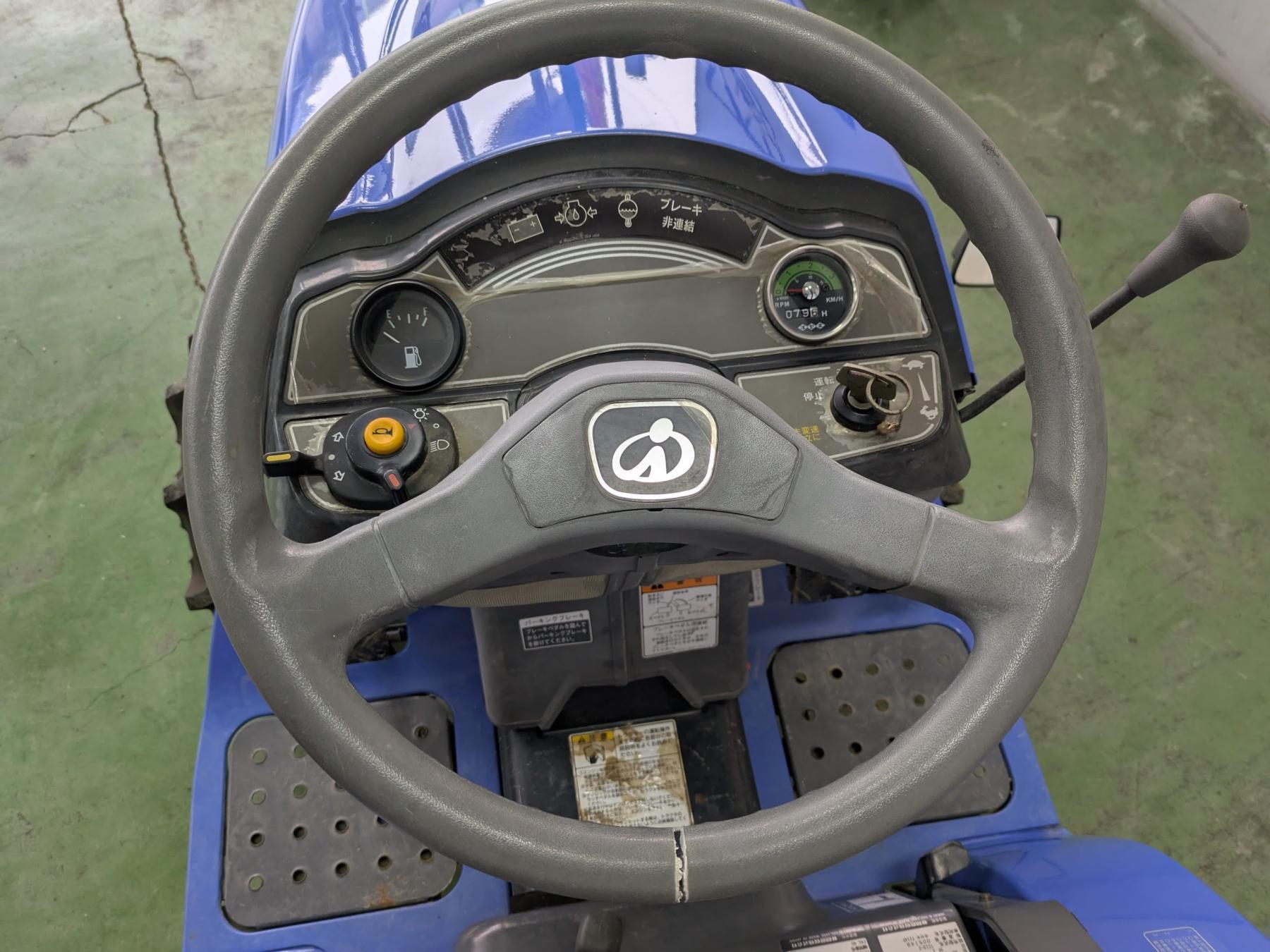 ステアリングホイールの6時位置の部分が割れています。鉄芯でつながっております